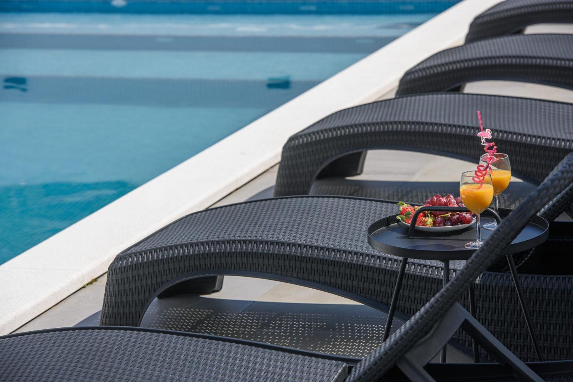 Villa Barbara & Zoran With Free Parking And Heated Swimming Pool Seget Vranjica Exterior photo